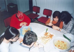 Un gruppo di ragazzi alle prese con le verdure da intagliare