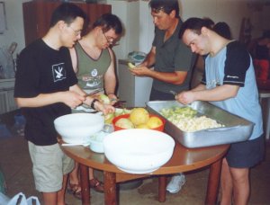 Alcuni ragazzi preparano la macedonia