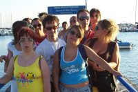 Un gruppo di ragazzi all'uscita del molo
