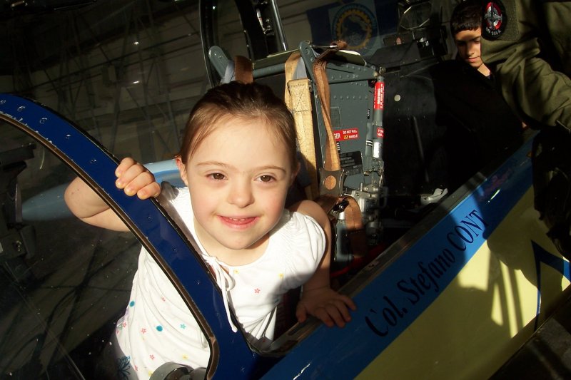 Una bimba nell'abitacolo di pilotaggio Una bimba nell'abitacolo di pilotaggio