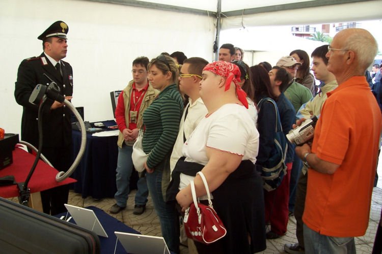 Un Carabiniere spiega l'utilizzo dei vari strumenti in dotazione Un Carabiniere spiega l'utilizzo dei vari strumenti in dotazione