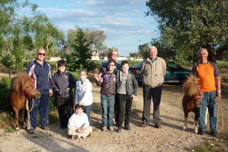 Carlo Coppola insieme a un gruppo di bambini e genitori